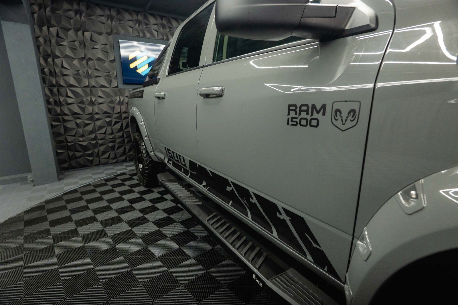 Fahrzeugabbildung Dodge RAM 5.7 V8 HEMI 4x4 OFFROAD Night-Paket LONGBED