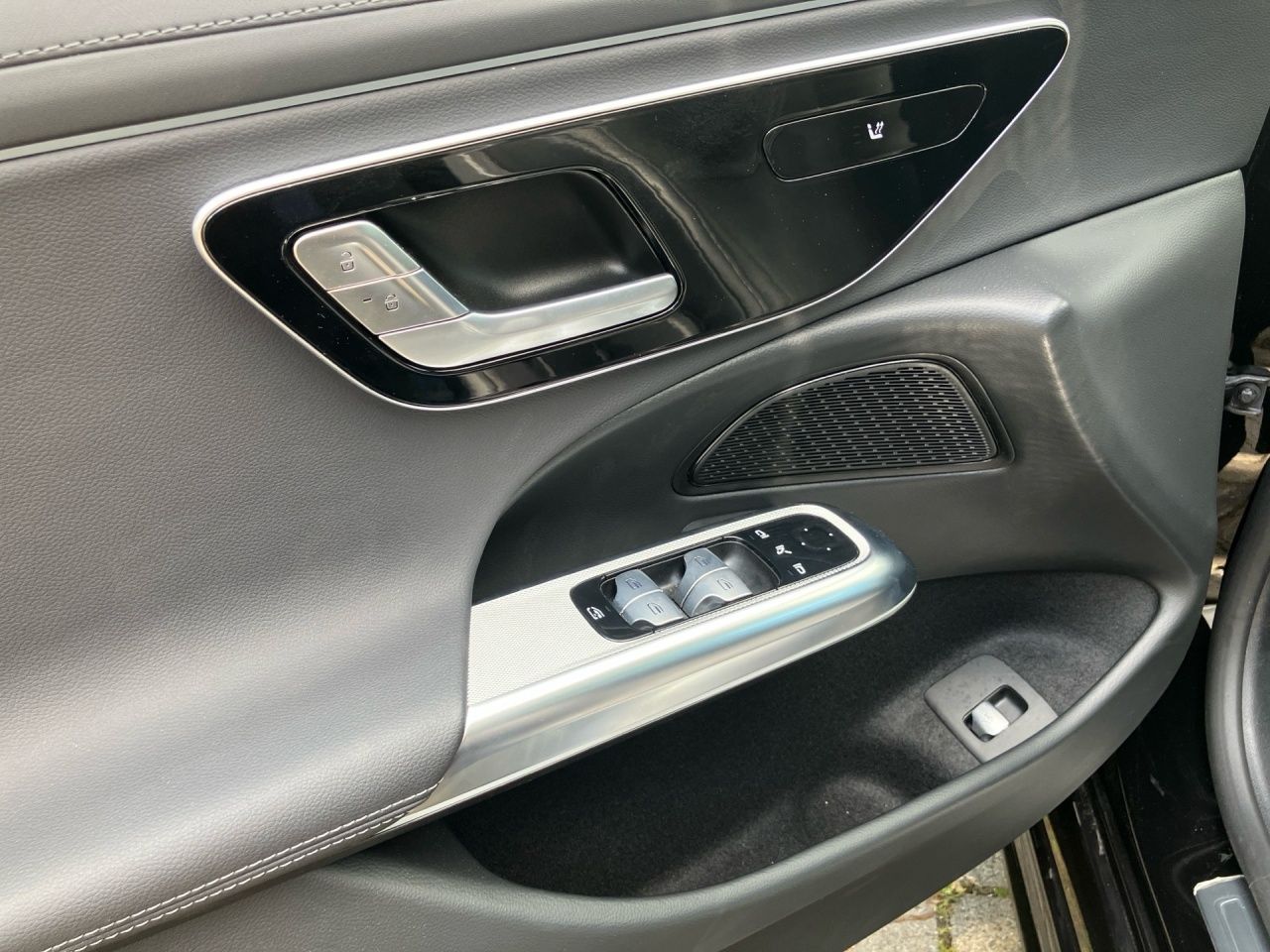 Fahrzeugabbildung Mercedes-Benz E 220 d T AMG+NIGHT+AHK+PANO+KEYLESS+
