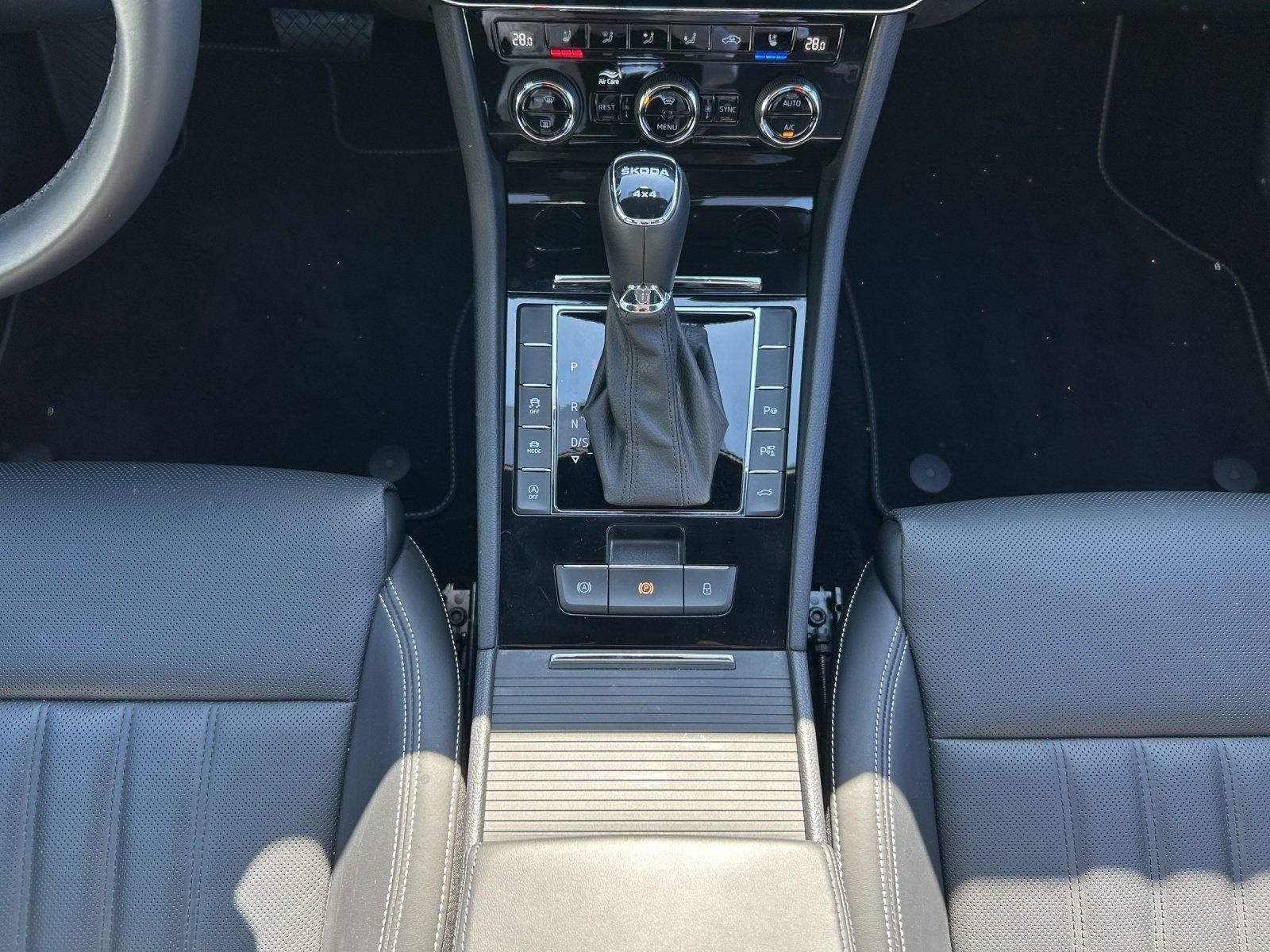 Fahrzeugabbildung SKODA Superb Combi 2.0 TDI L&K 4x4/ACC/360°CAM/VIRTUAL
