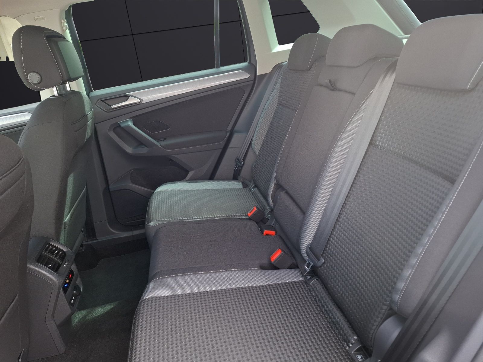 Fahrzeugabbildung Volkswagen Tiguan TDI Active LED Navi ACC Beifahrers. klapp