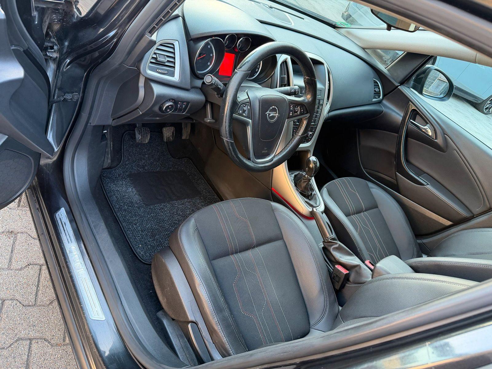 Opel Astra 2012 — photo 14