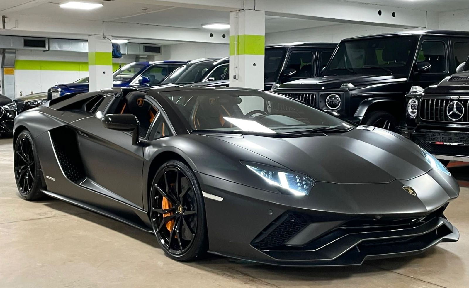 Fahrzeugabbildung Lamborghini AVENTADOR S ROADSTER CARBON LIFT TOPZUSTAND!!!