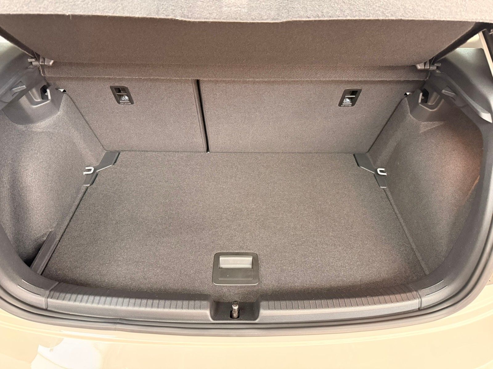 Fahrzeugabbildung Volkswagen Polo 1,0 TSI Life 5-Gang Schaltung + App Connect