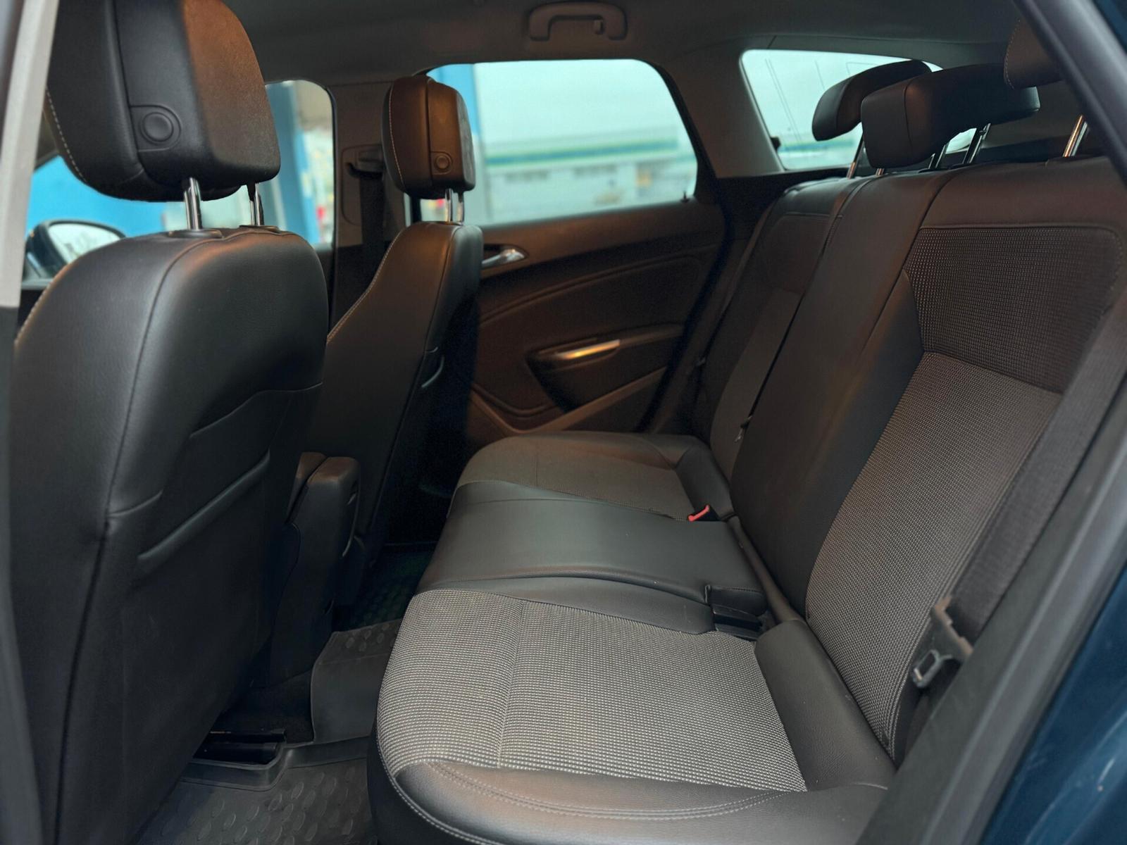 Opel Astra 2011 — photo 10
