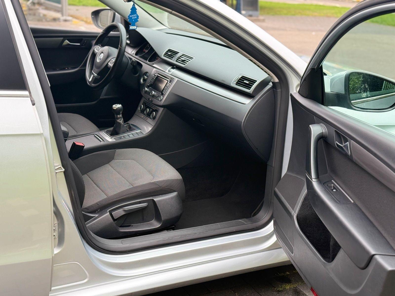 Volkswagen Passat 2011 — photo 7