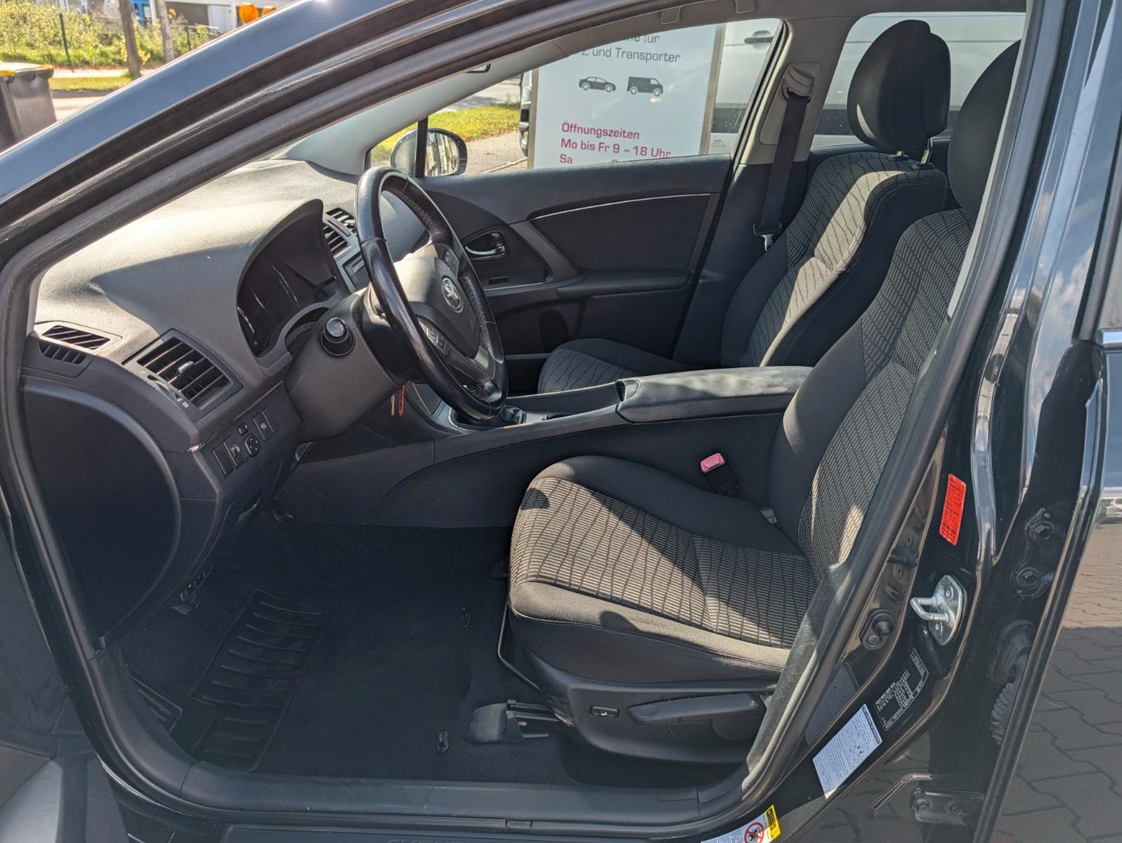 Toyota Avensis 2011 — photo 9