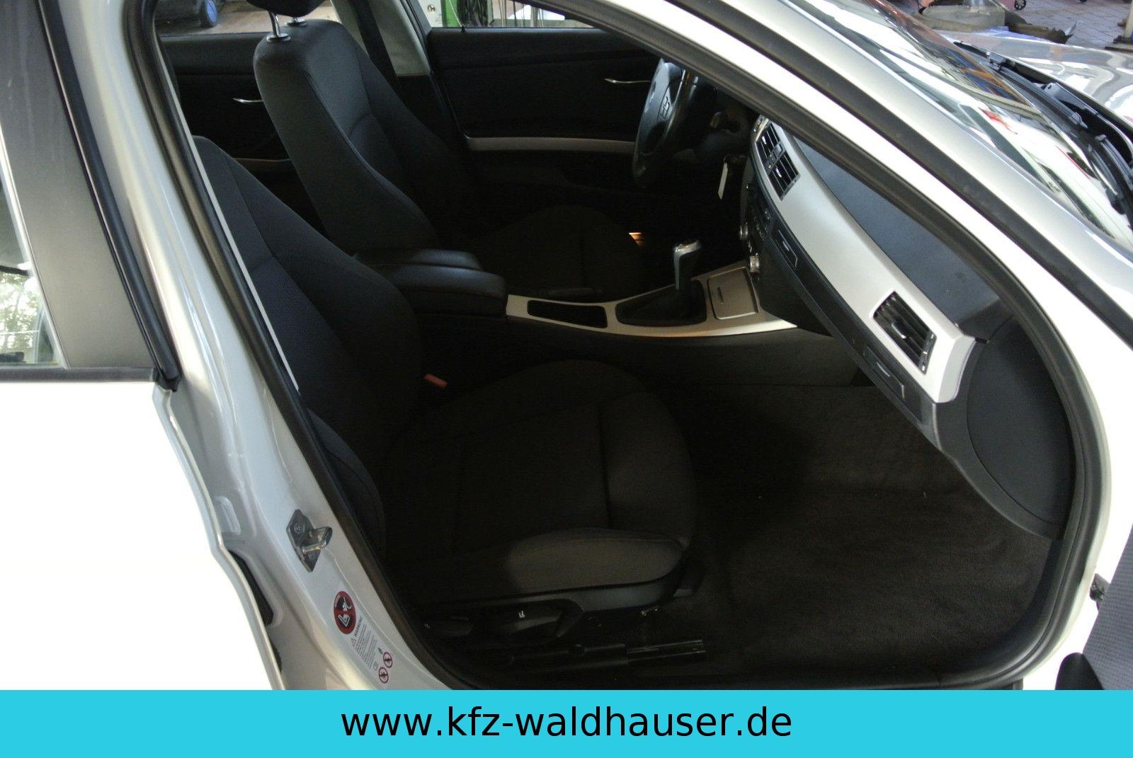 BMW 318 2010 — photo 27