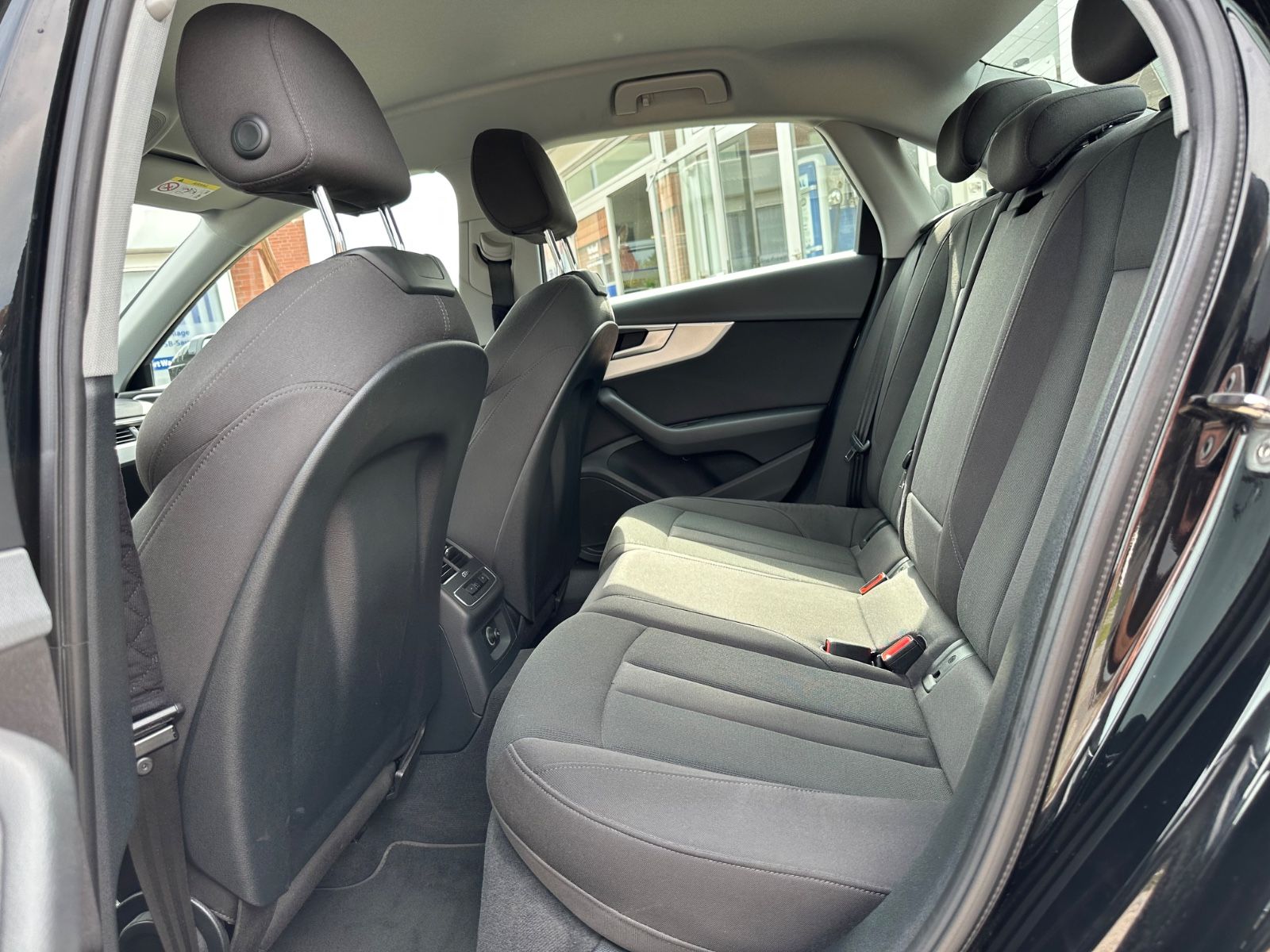 Fahrzeugabbildung Audi A4 35 TFSI sport S Line Navi/LED/GRA/GJR/18"