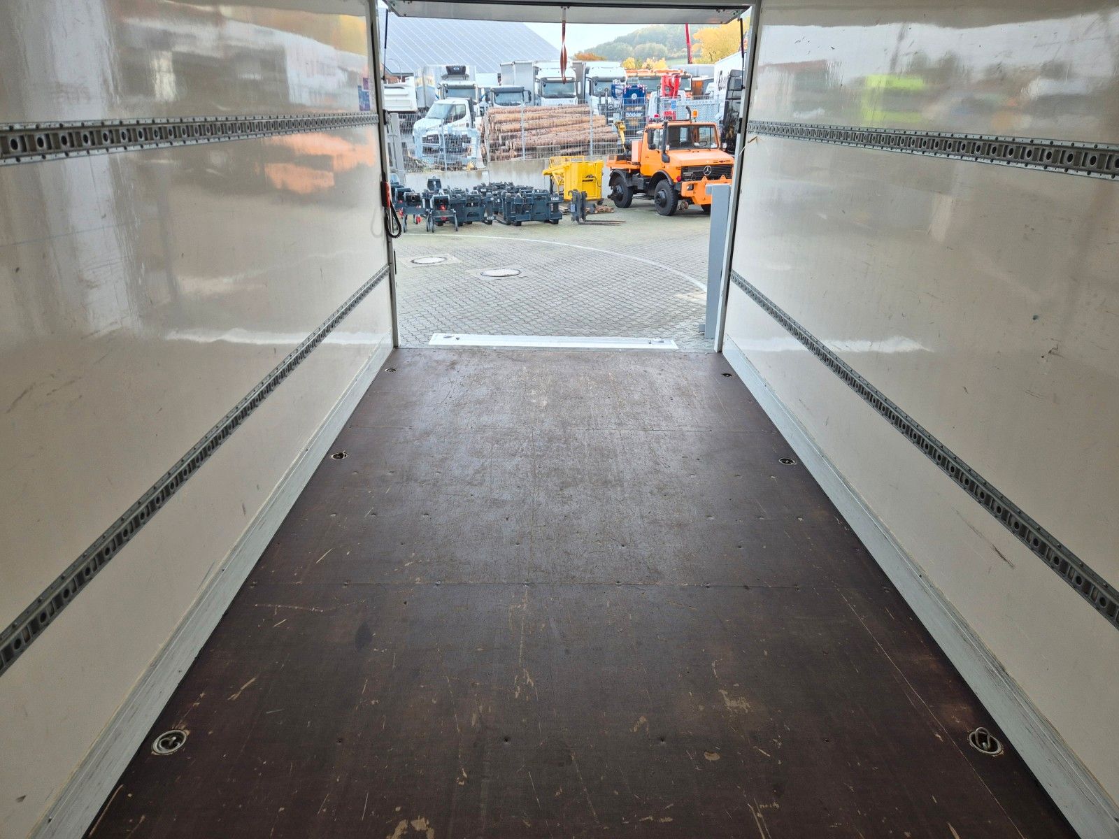 Fahrzeugabbildung Iveco Eurocargo 75-210 Koffer LBW