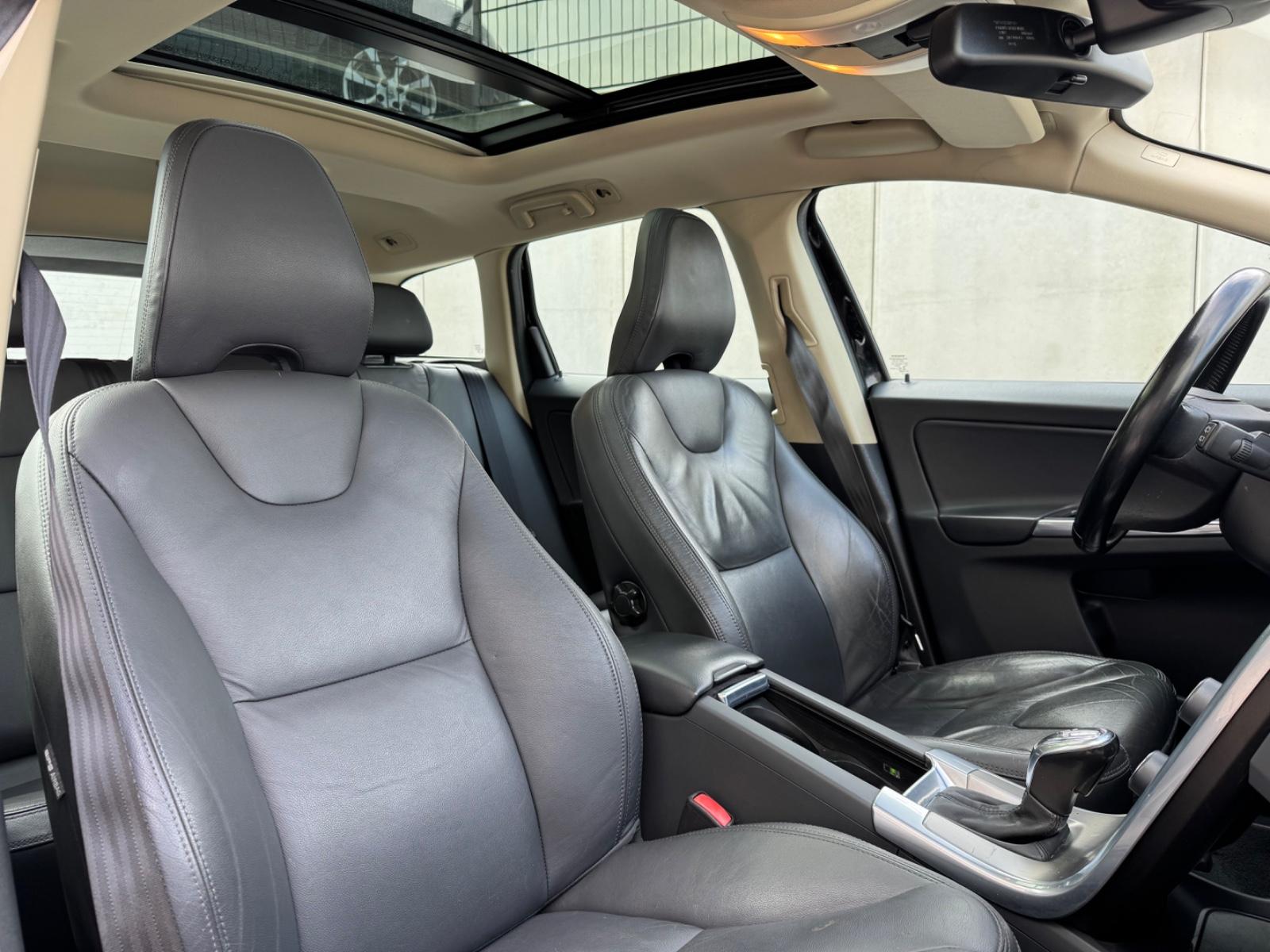 Volvo XC60 Kinetic 2.0 241 ch BVA / Toit panoramique / Cuir / GPS / Sièges chauffants