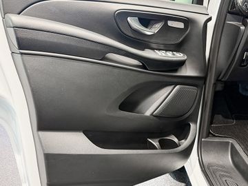 Mercedes V 220 - 11