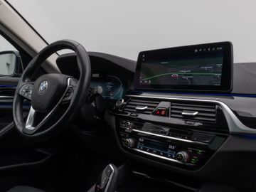 Fahrzeugabbildung BMW 530d LuxuryLine Pano Kamera Laser HUD DAB HiFi