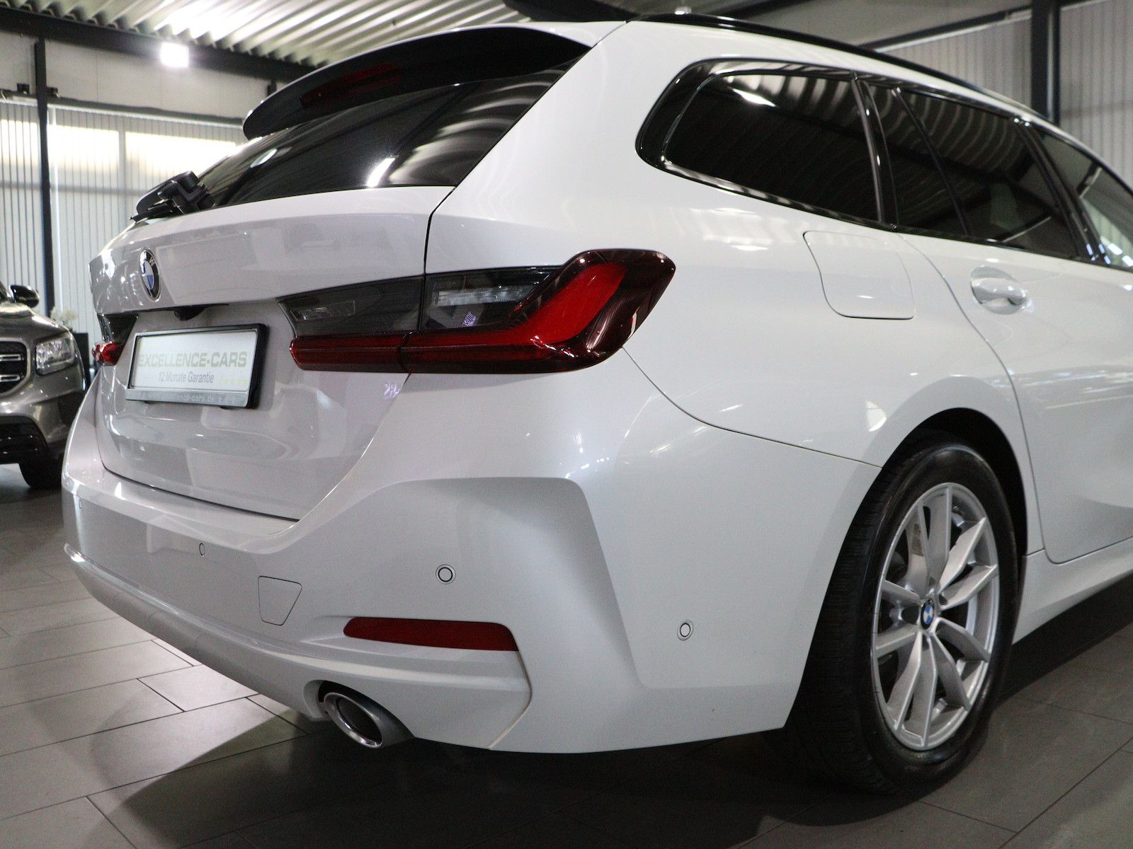 BMW 318d Touring SHADOW LEDER CURVED LED 3-ZONEN foto 13