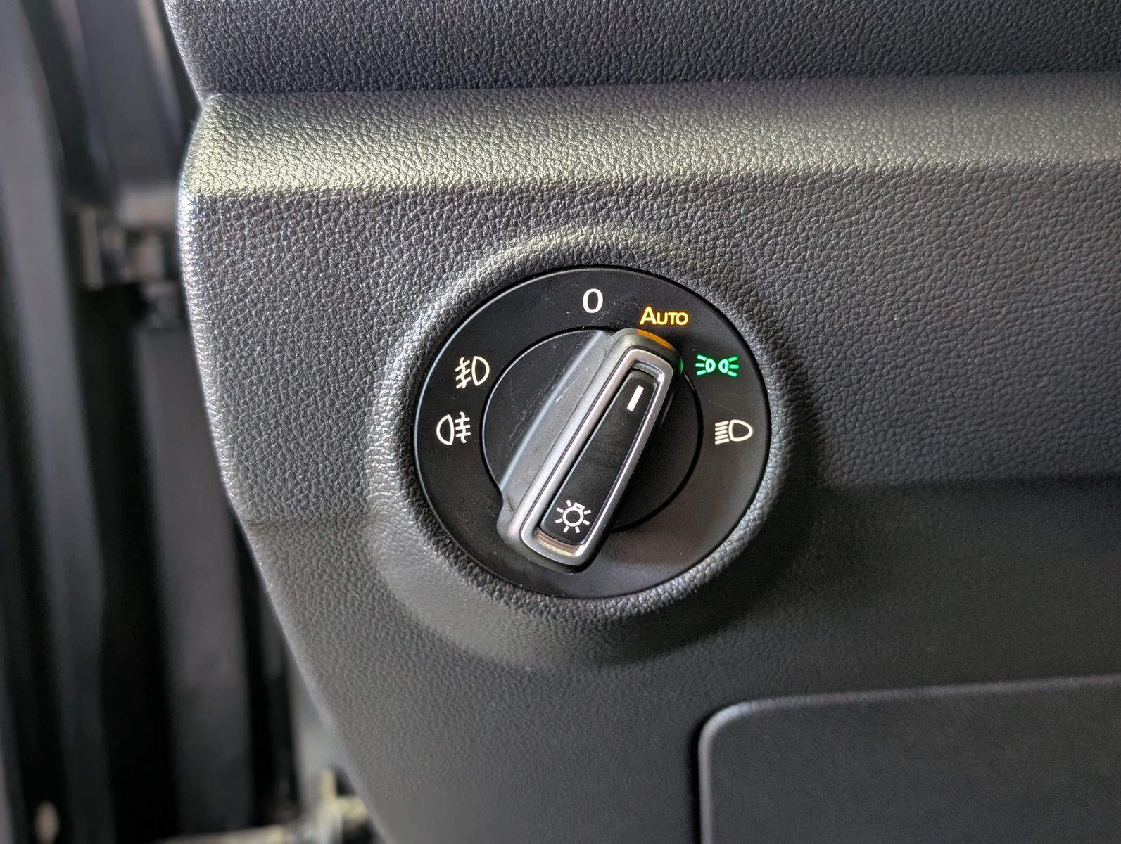 Fahrzeugabbildung Volkswagen T-Roc 1.6 TDI IQ.DRIVE ACC LED KAM SHZ AHK VIRT