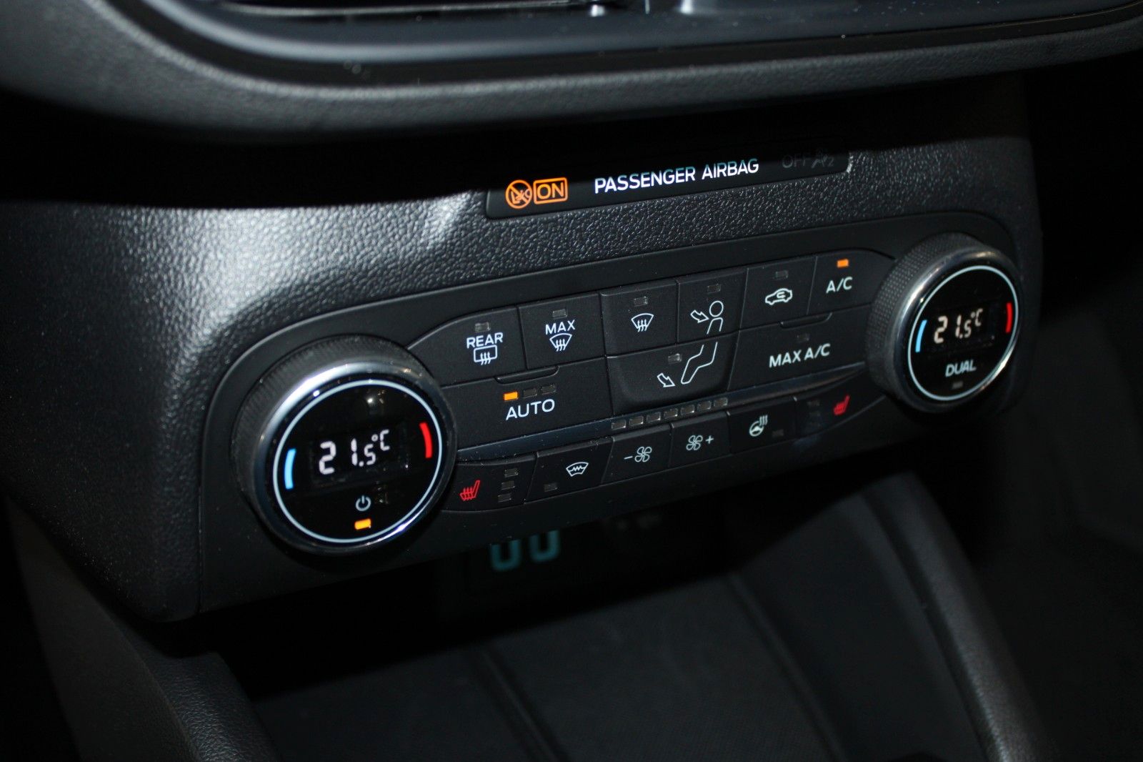Fahrzeugabbildung Ford Focus ST-Line Turnier LED Park + Winter Paket