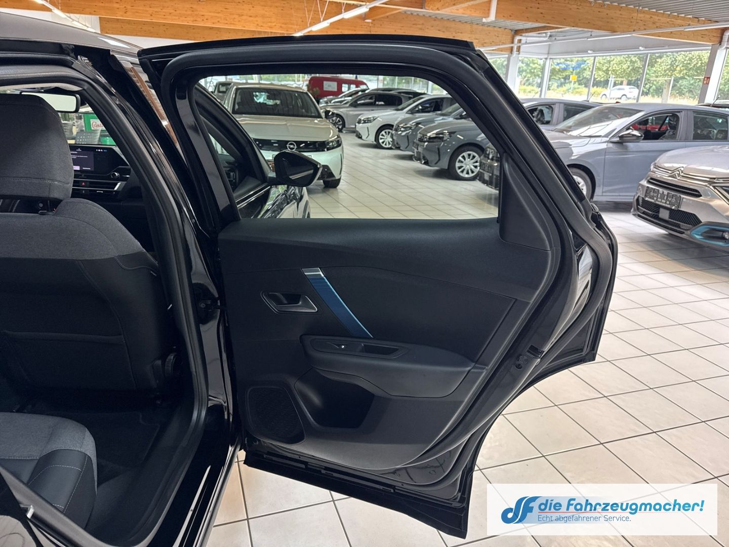 Fahrzeugabbildung Citroën C4 e - Shine HUD Navi 360 Kamera LED Apple CarPl