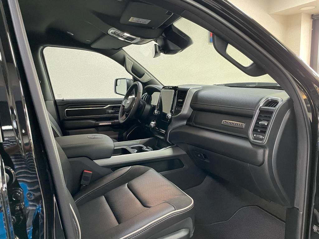 Fahrzeugabbildung Dodge LARAMIE CREW CAB SPORT  12"  HEMI 4x4