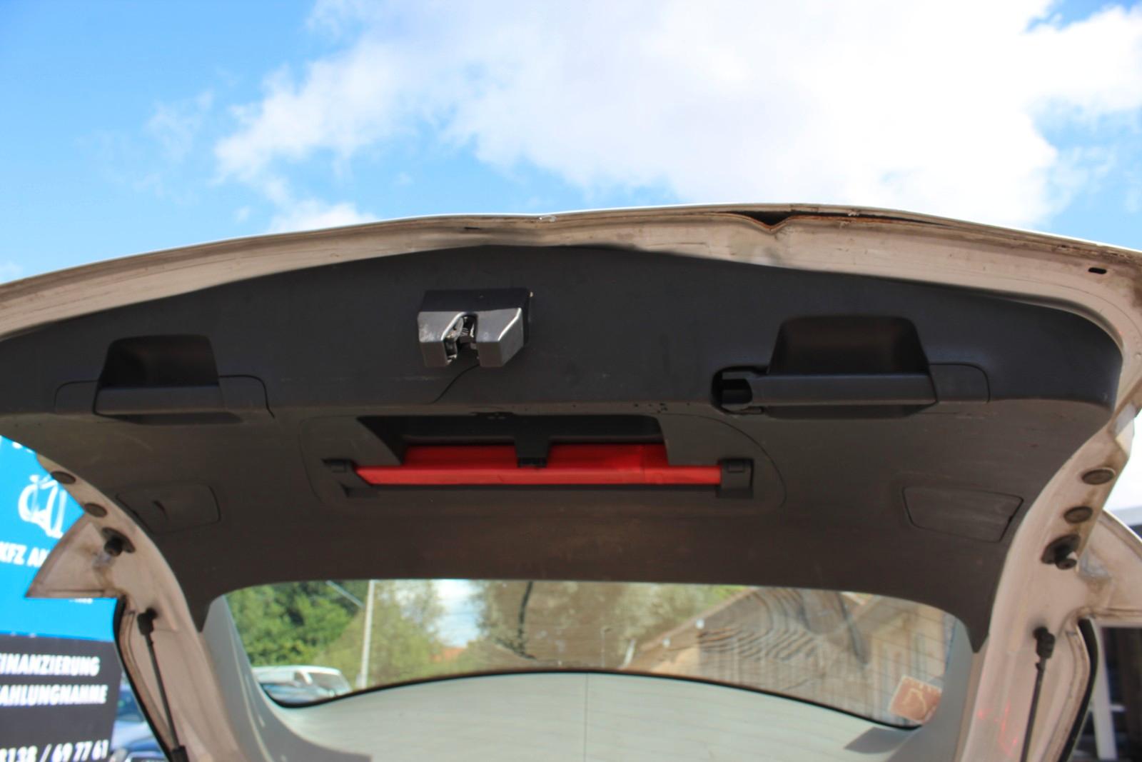 Opel Astra 2011 — photo 7