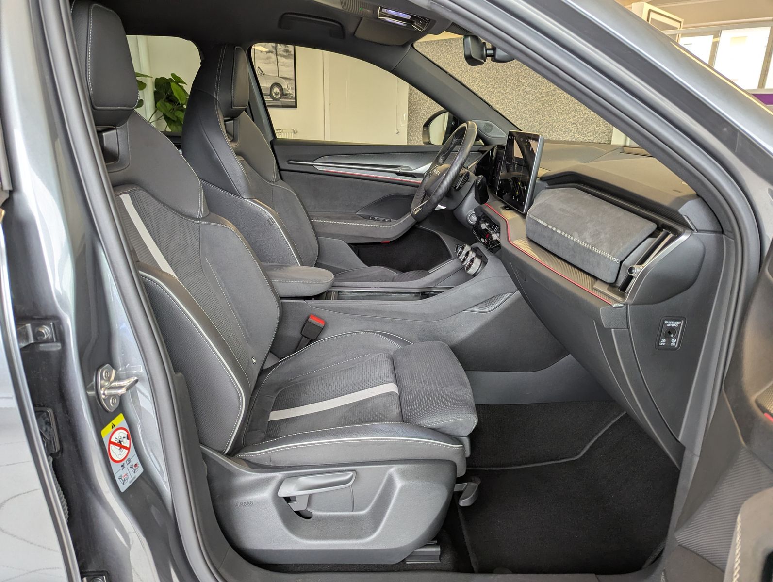 Fahrzeugabbildung SKODA Kodiaq 2.0 TDI Sportline 7-Sitze ACC Memory 20"