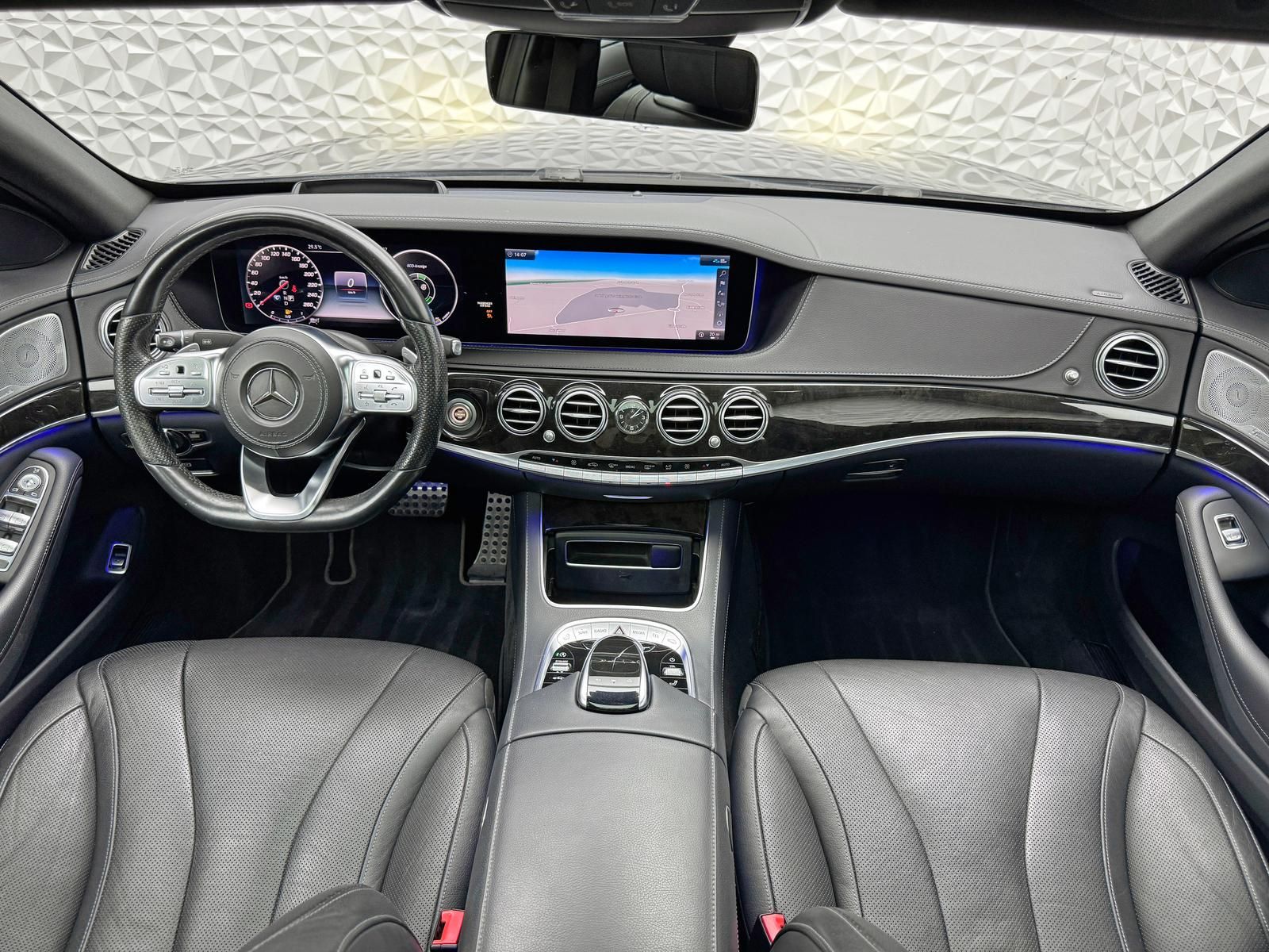 Fahrzeugabbildung Mercedes-Benz AMG 4MATIC/BURMES/HUD/PANO/DISTRO/3xTV/CHAUFFEUR