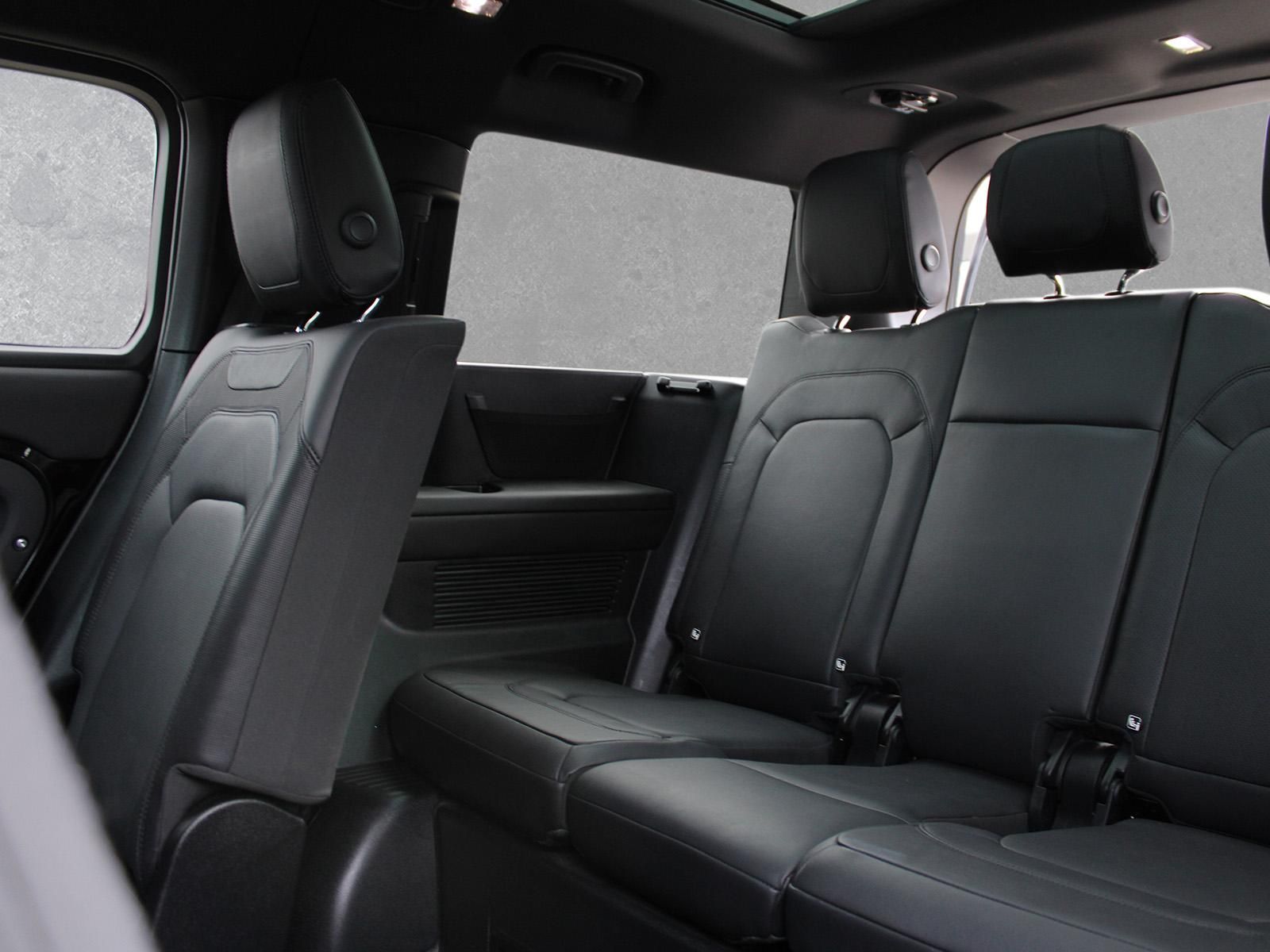 Fahrzeugabbildung Land Rover Land Rover Defender 130 D300 X-Dynamic SE