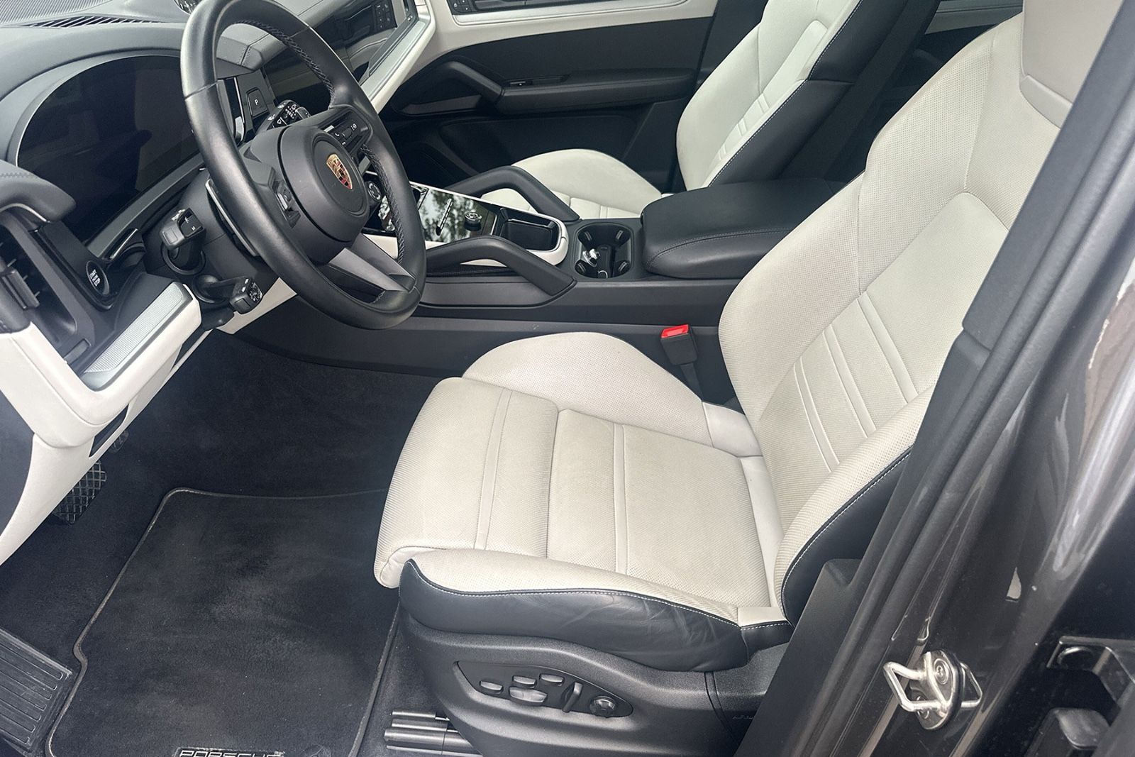 Fahrzeugabbildung Porsche Cayenne*Sport Design*Pano*360° Kam*Bose*Head-Up