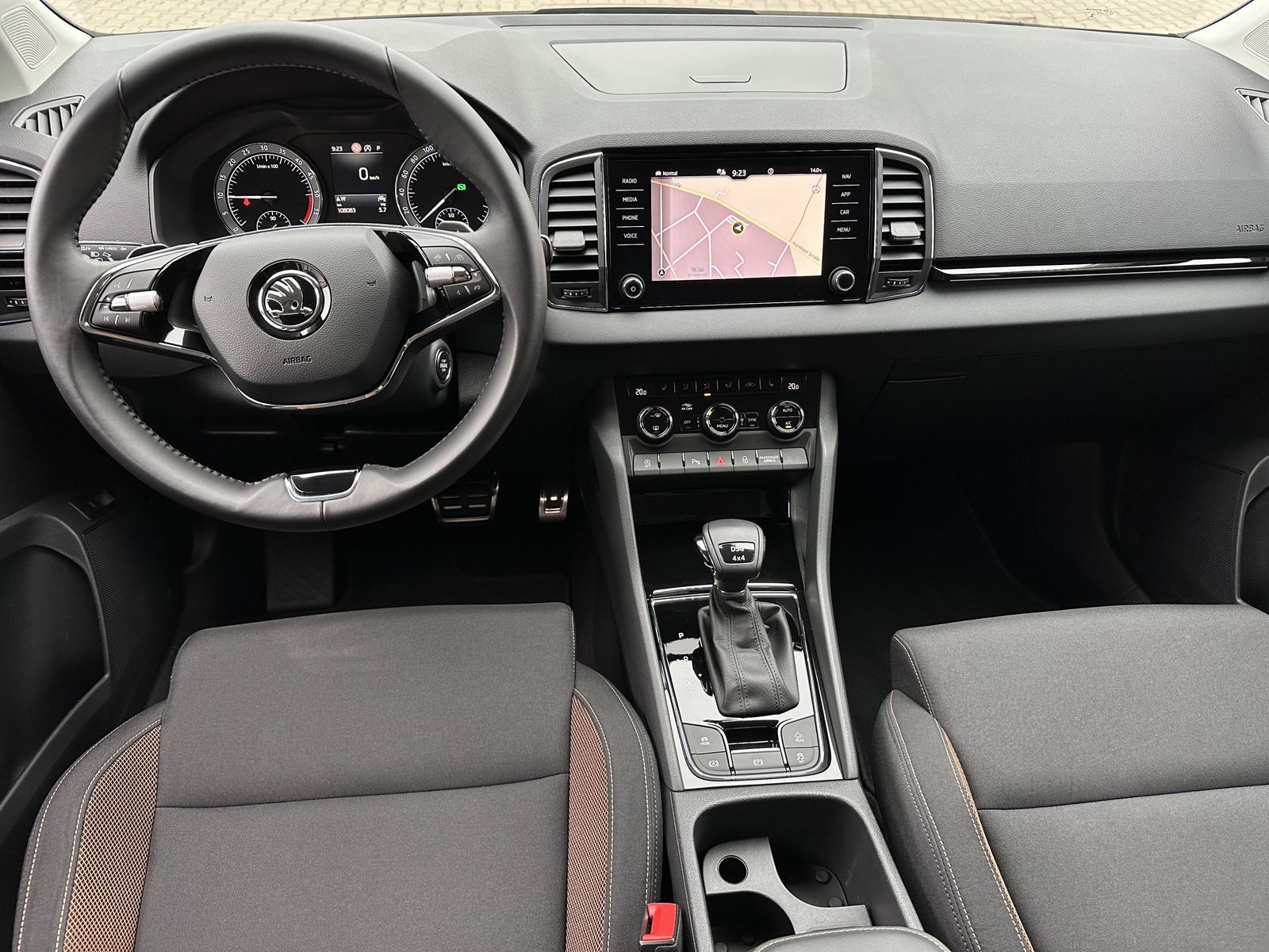 Fahrzeugabbildung SKODA Karoq 2.0 TDI DSG 4x4 Scout NAV+LED+SHZ+18ZO+PP