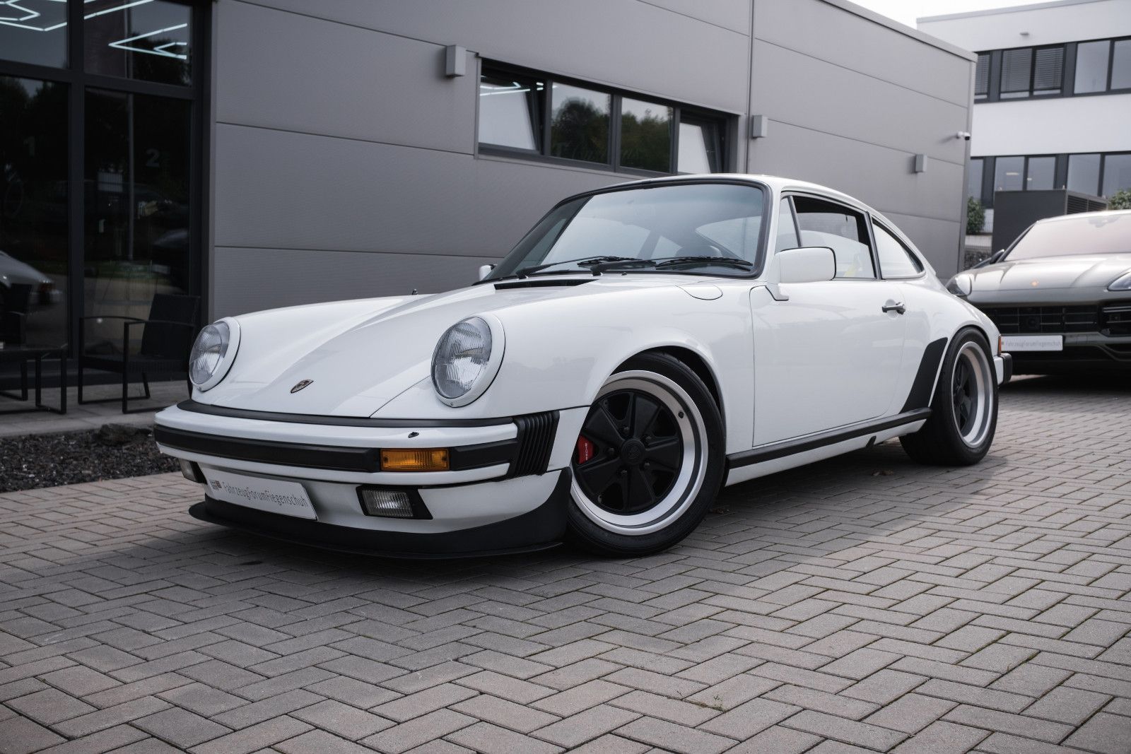 Fahrzeugabbildung Porsche 911 Carrera Coupe - 330PS - umfangr. restauriert