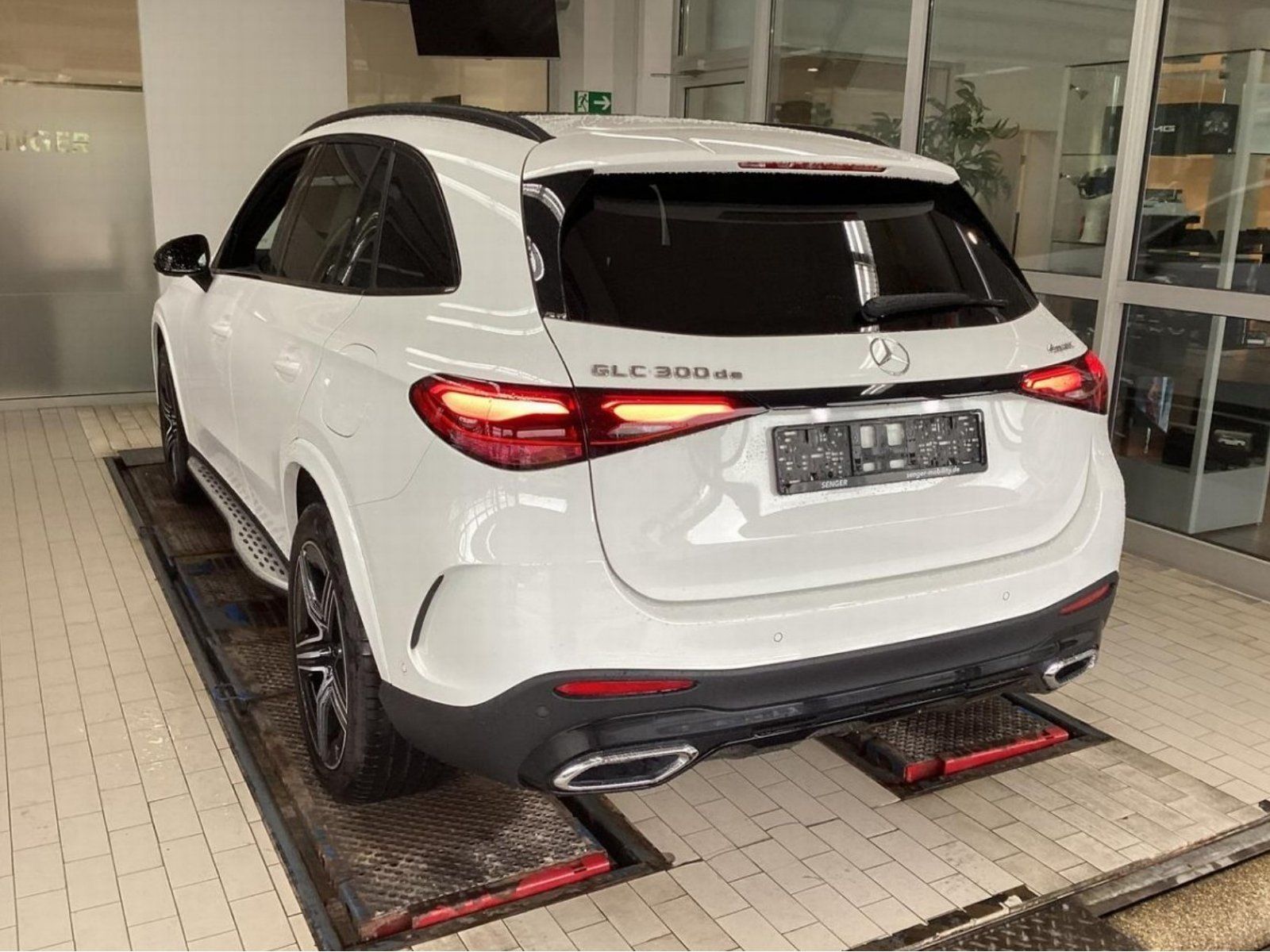Fahrzeugabbildung Mercedes-Benz GLC300de AMG Advan+ AHK Pano DISTR Sitzklim Memo