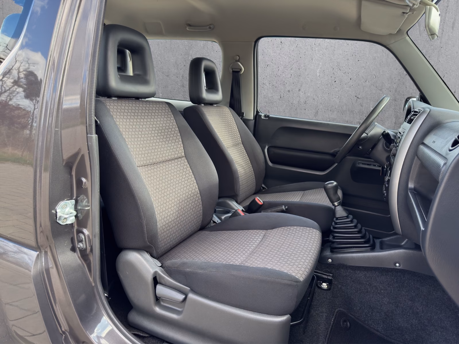 SUZUKI JIMNY 1.3 VVT 86ch 4X4 - CONFORT - ATTELAGE - SIÈGES CHAUFFANTS - PNEUS 4 SAISONS - BARRES DE TOIT