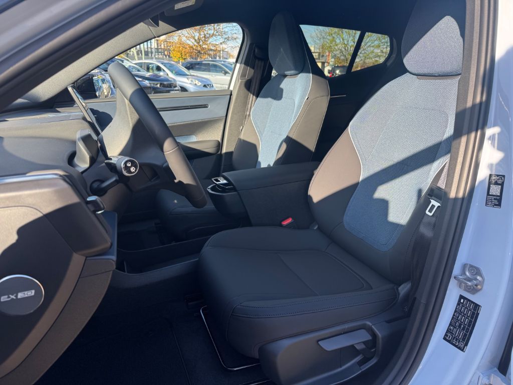 Fahrzeugabbildung Volvo EX30 Single M. Extended Range RWD Plus+SOFORT