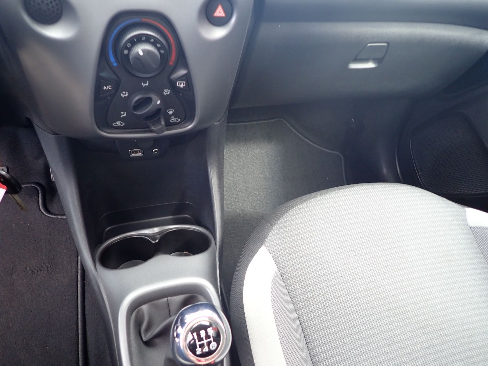 Fahrzeugabbildung Toyota Aygo x-play TEAMD