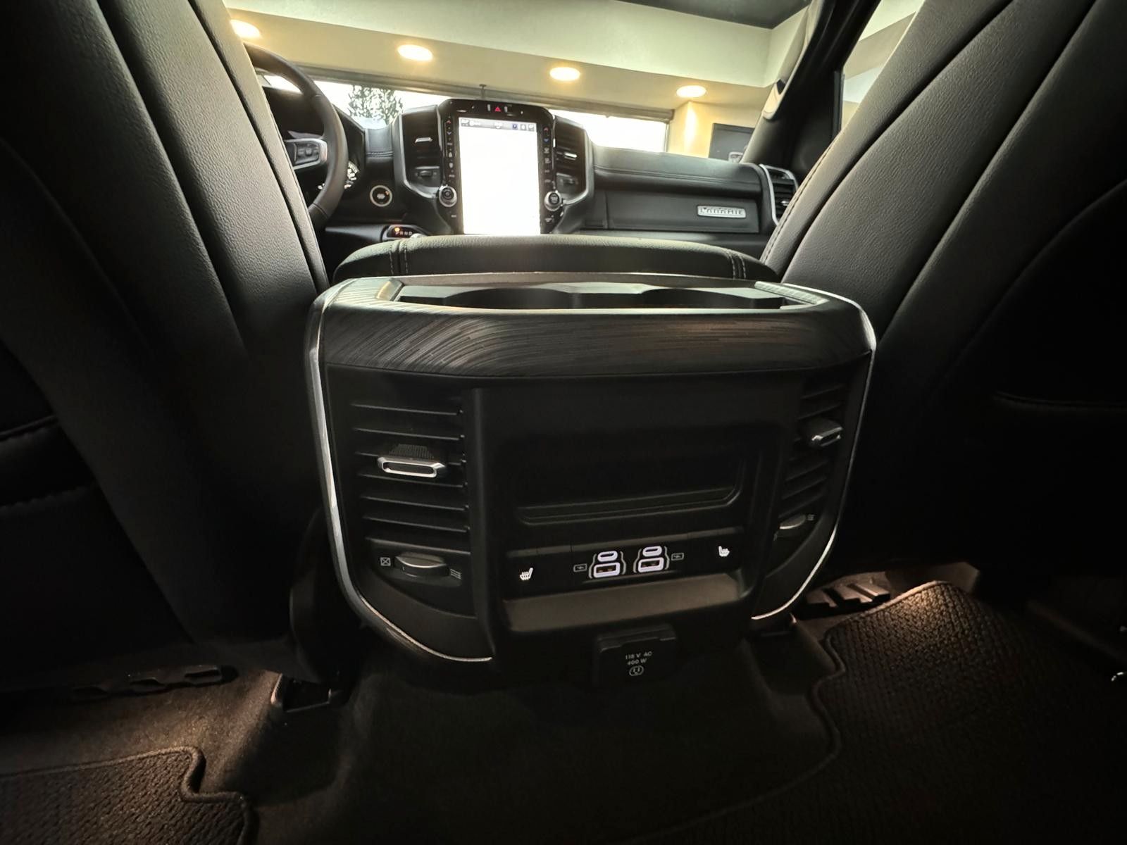 Fahrzeugabbildung Dodge LARAMIE CREW CAB SPORT  12" LUFTFEDER  HEMI 4x4