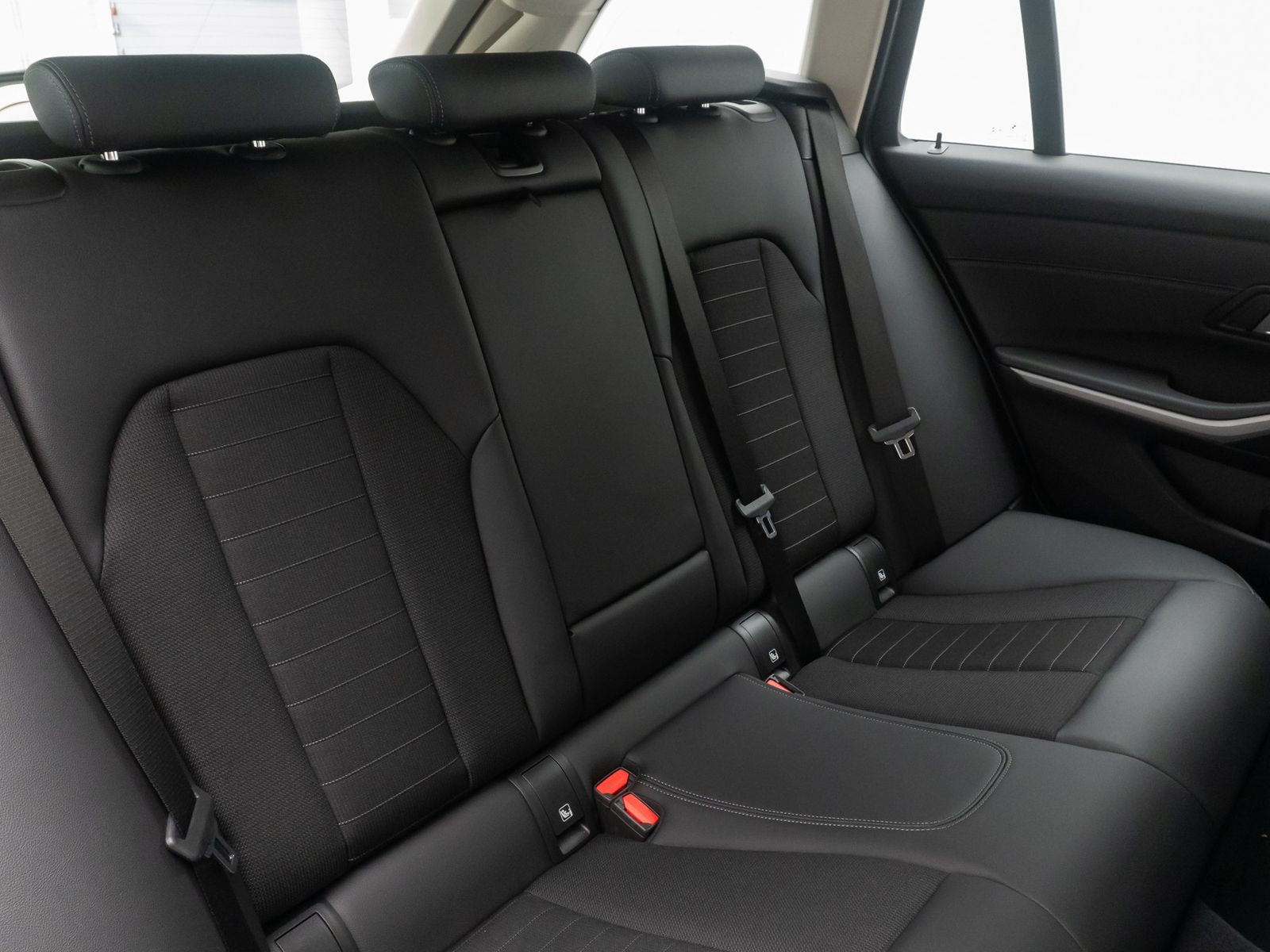 Fahrzeugabbildung BMW 320d xD DAB Alarm HUD HiFi Sportsitz Geschwindig