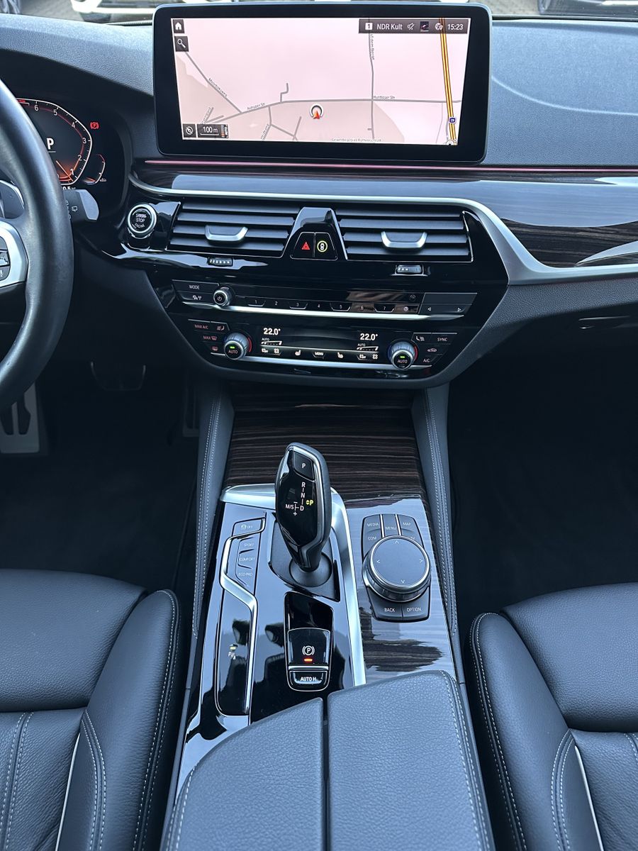 Fahrzeugabbildung BMW 530i Touring xDrive M-Sport NAV+LED+AHK+HUD+H&K