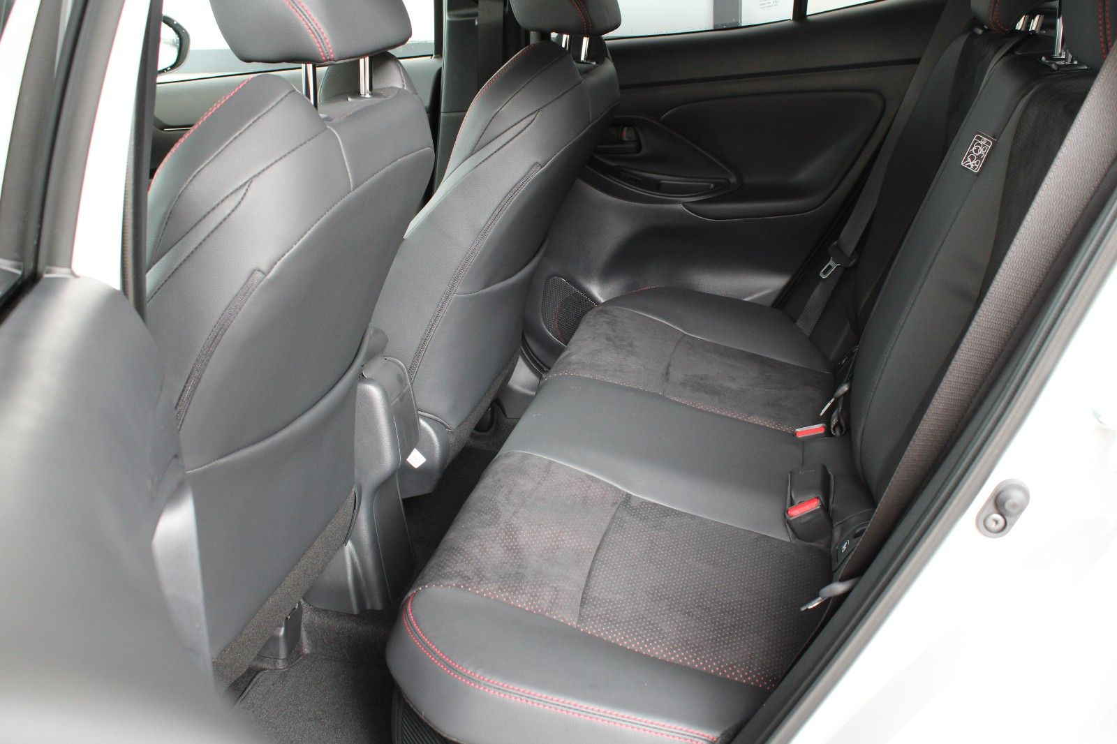 Fahrzeugabbildung Toyota Yaris Cross Hybrid GR Sport + PREMIUM-Paket