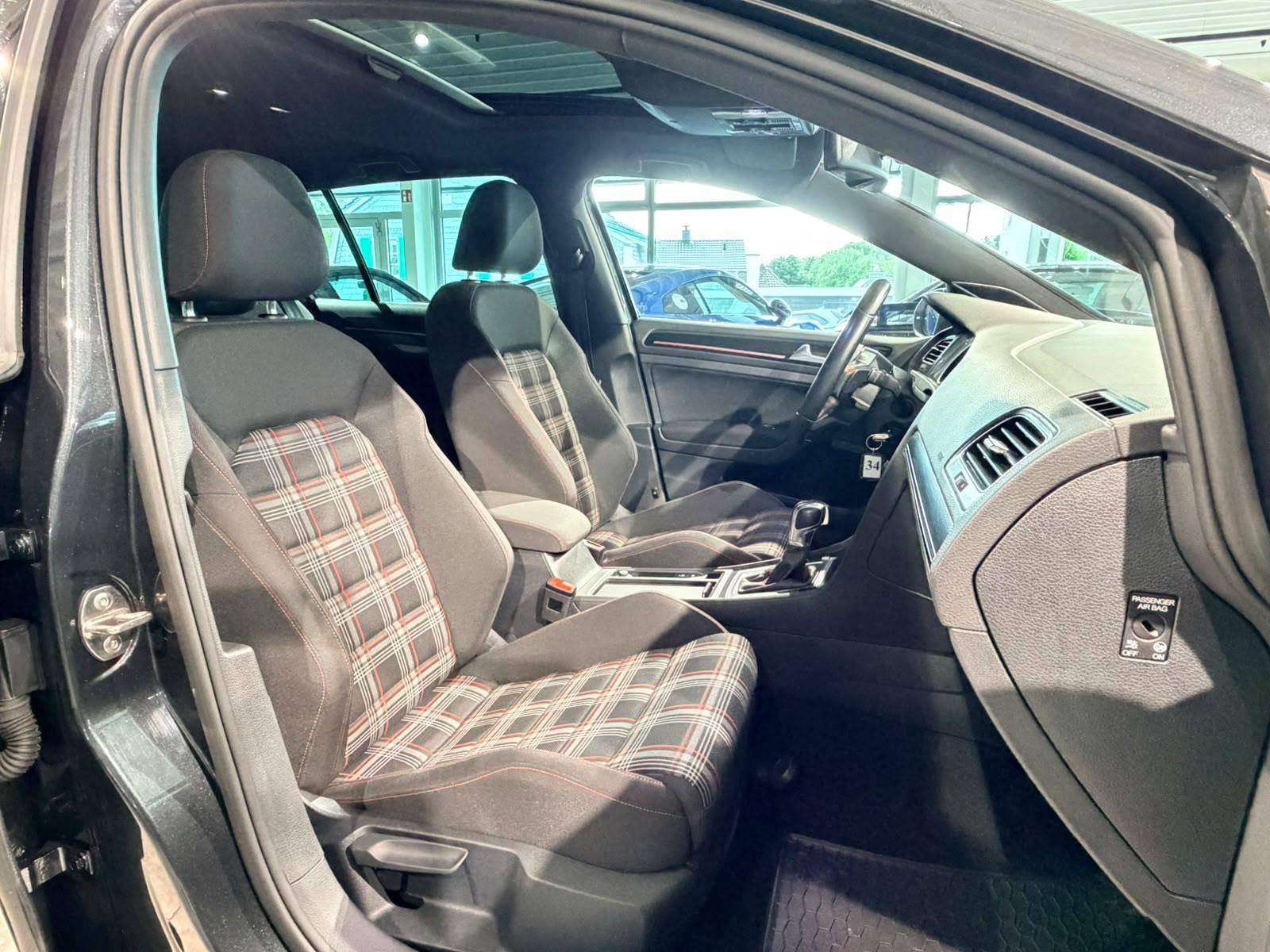 VOLKSWAGEN GOLF VII GTI PERFORMANCE 2.0 TSI 230ch BVA DSG Toit ouvrant pano Sièges chauffants sport Historique présent