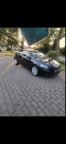 Volvo V40 D2