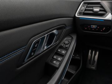Fahrzeugabbildung BMW 330e Tour M Sport Komfortzugang Kamera 18"M LMR
