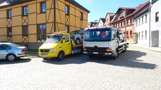 Mercedes-Benz Atego Pannenhilfsfahrzeug mit Brille+Plateau