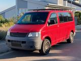 Volkswagen T5 Caravelle - rote Volkswagen T5 Caravelle