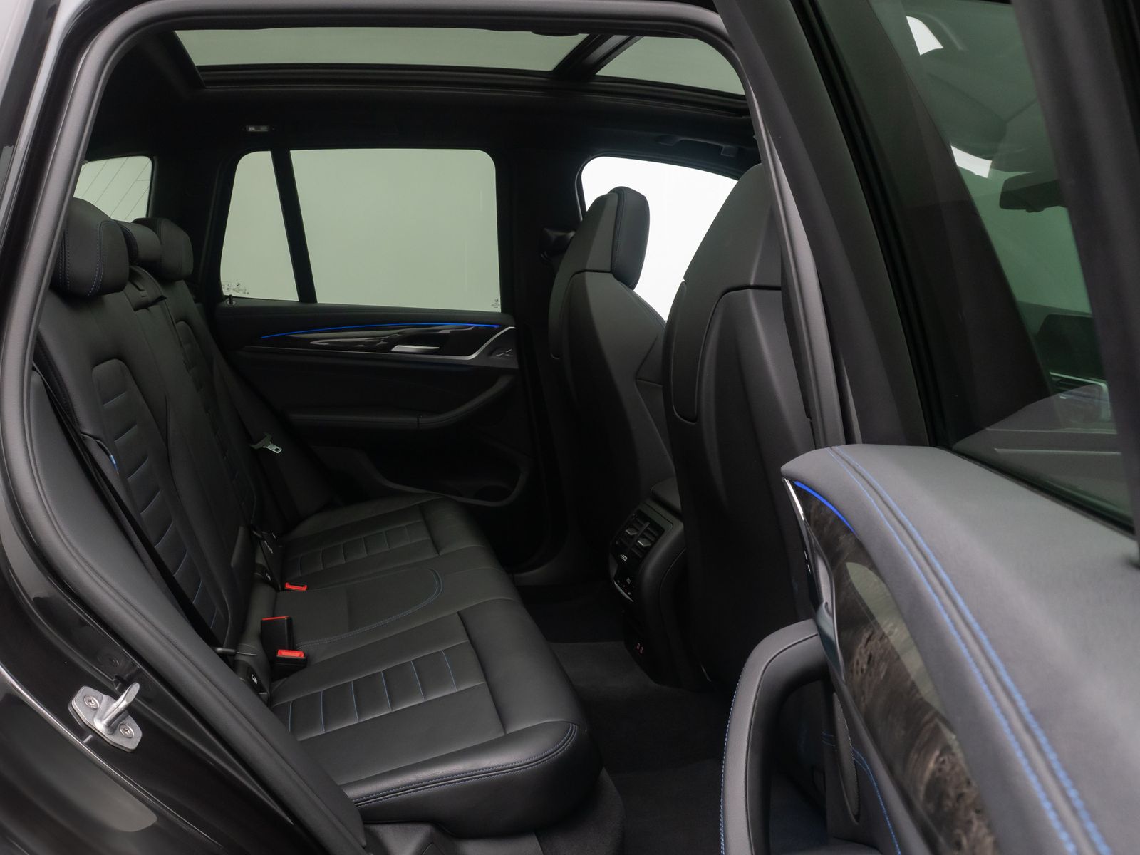 Fahrzeugabbildung BMW X3 xD30d M Sport DAB HUD Panorama AHK TV 20Zoll