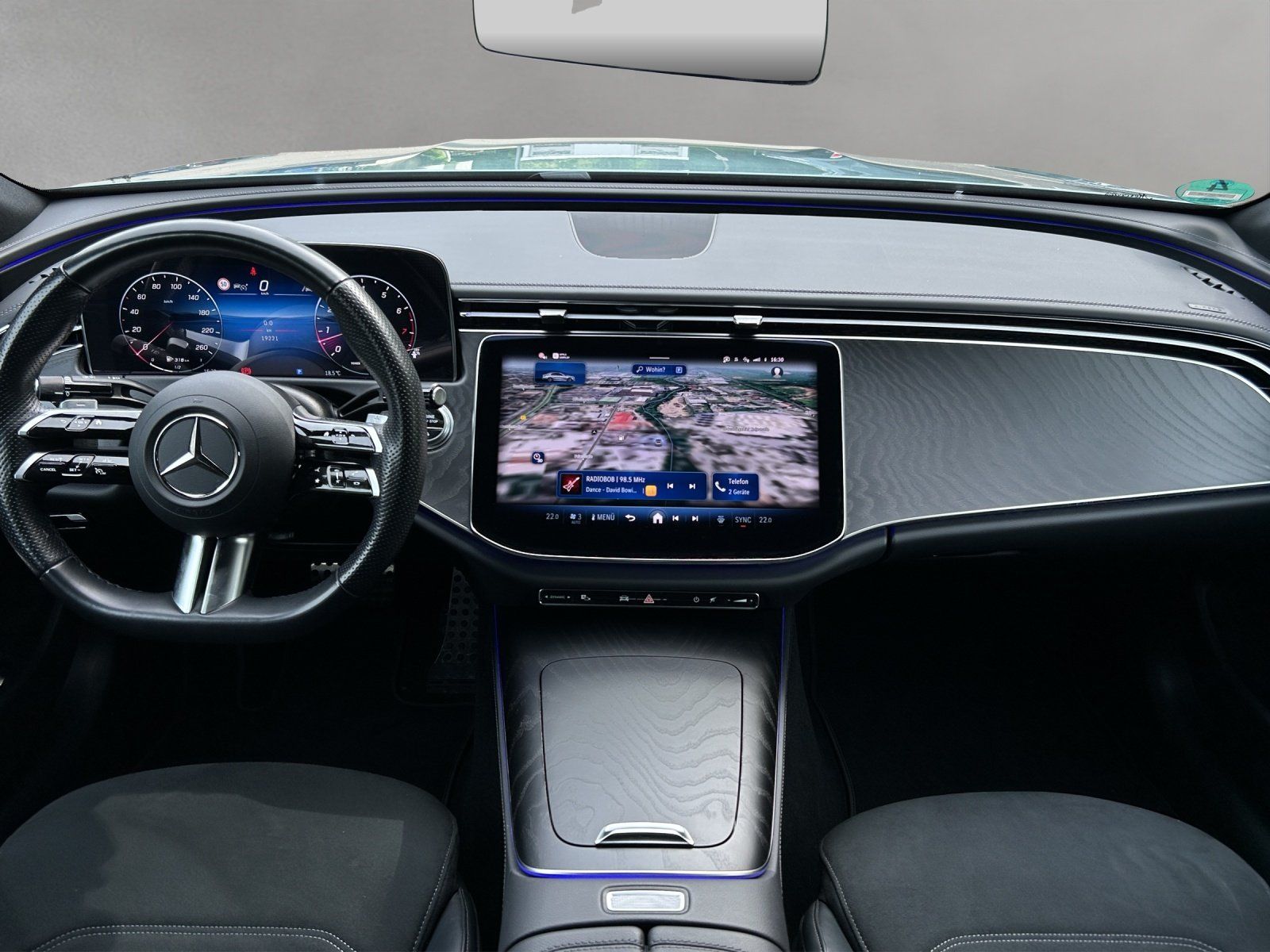 Fahrzeugabbildung Mercedes-Benz E 200 AMG Pano DISTRO Kamera NIGHT KeyGO 19"