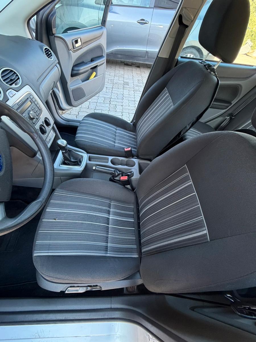 Ford Focus 2010 — photo 7