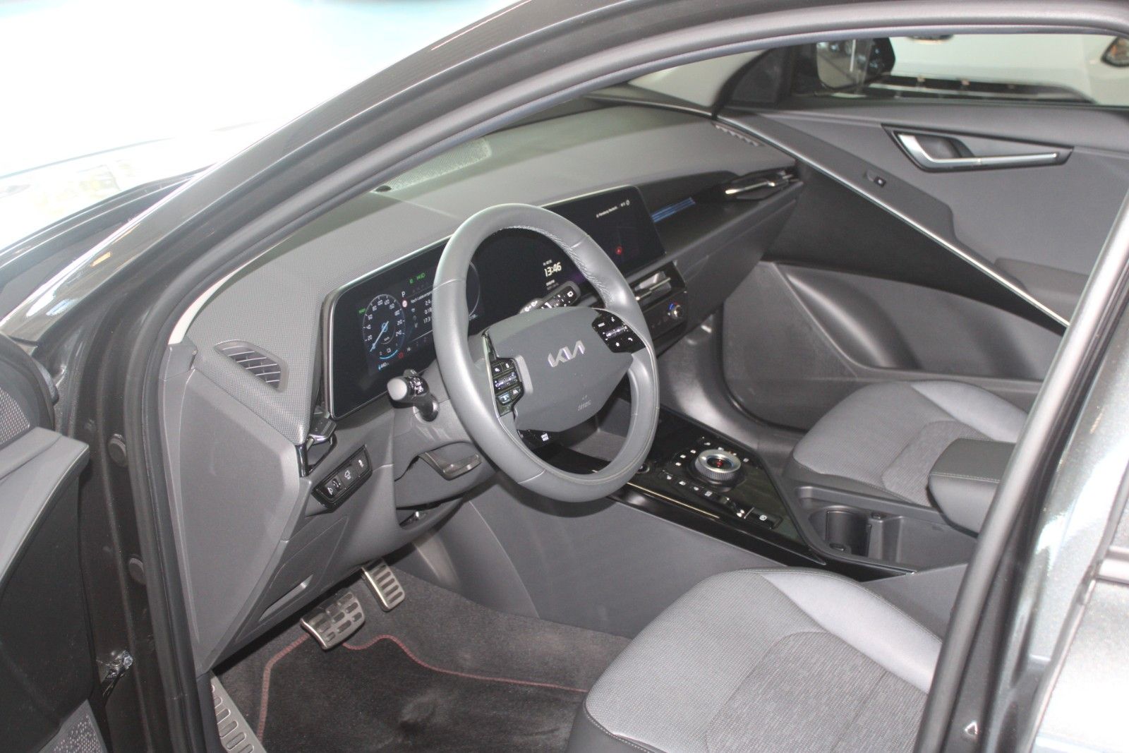 Fahrzeugabbildung Kia Niro EV Inspiration Ausparken Wärmepumpe 64 kWh