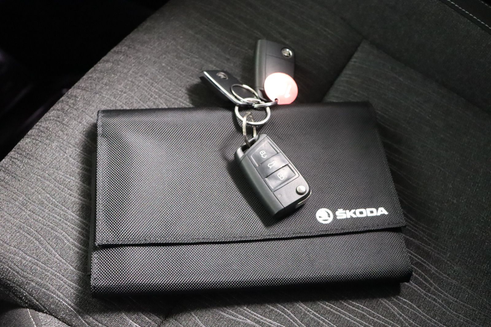 Fahrzeugabbildung SKODA Karoq 4x4 Memory * Navi * DSG * LED * AHK