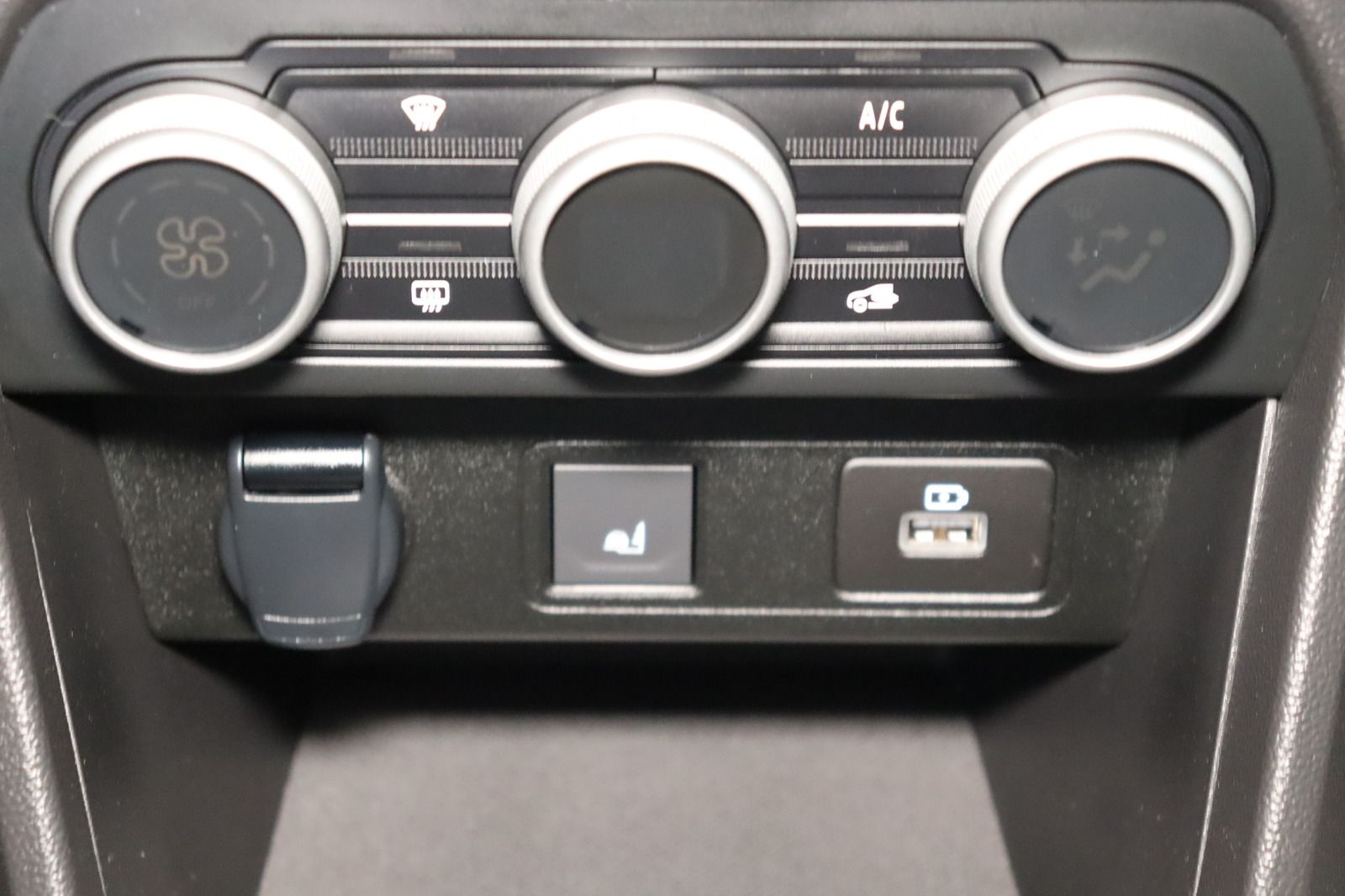 Fahrzeugabbildung Dacia Jogger  TCe * 7-Sitzer * Navi * LED * Sitzhzg.