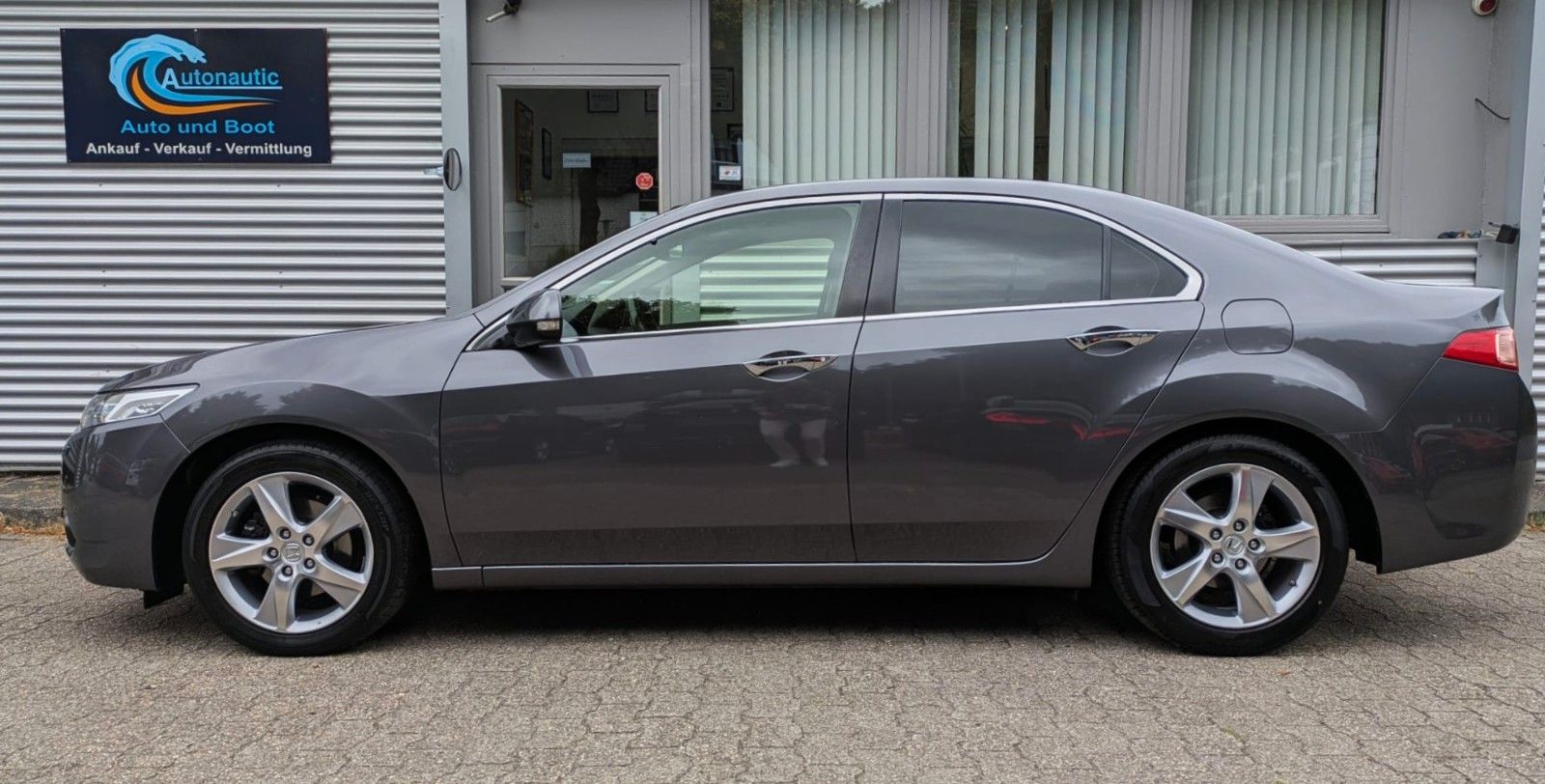 Fahrzeugabbildung Honda Accord 2.0i KLIMAAUT SITZHEIZUNG XENON GARANTIE!