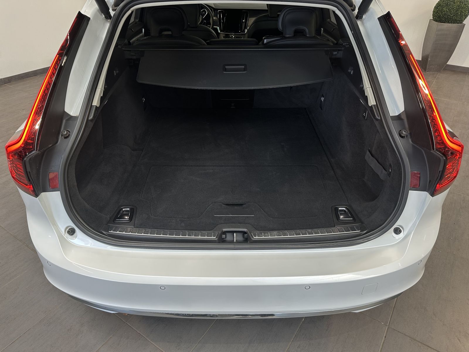 Fahrzeugabbildung Volvo V90 T6 Plus Bright Hybrid AWD NAV+LED+AHK+PANO
