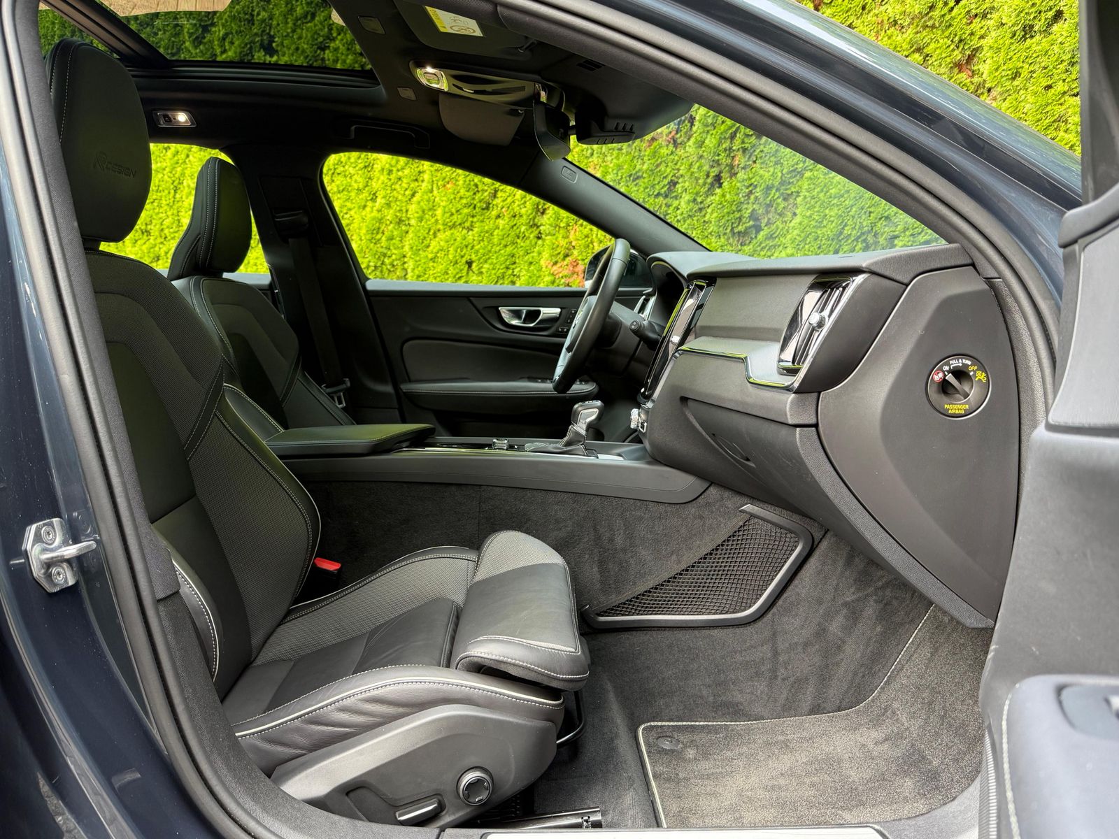 Fahrzeugabbildung Volvo V60 D4 Aut. R Design LED+NAV+AHK+SHZ+PANO+360°+